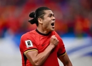 爱游戏网页版-激烈比赛中球员不畏强队，奋力前行