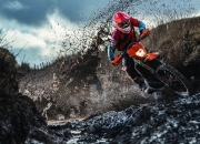 爱游戏世界杯2026-绝境翻盘！日本队逆转韩国队，王皓点燃赛场激情