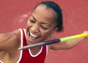 爱游戏体育官网-霓虹与引擎的狂想曲，迪巴拉在F1街道赛之夜的封神之路