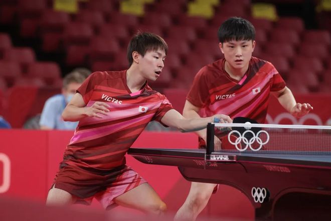 日本队完胜瑞典队，奥恰洛夫统治全场