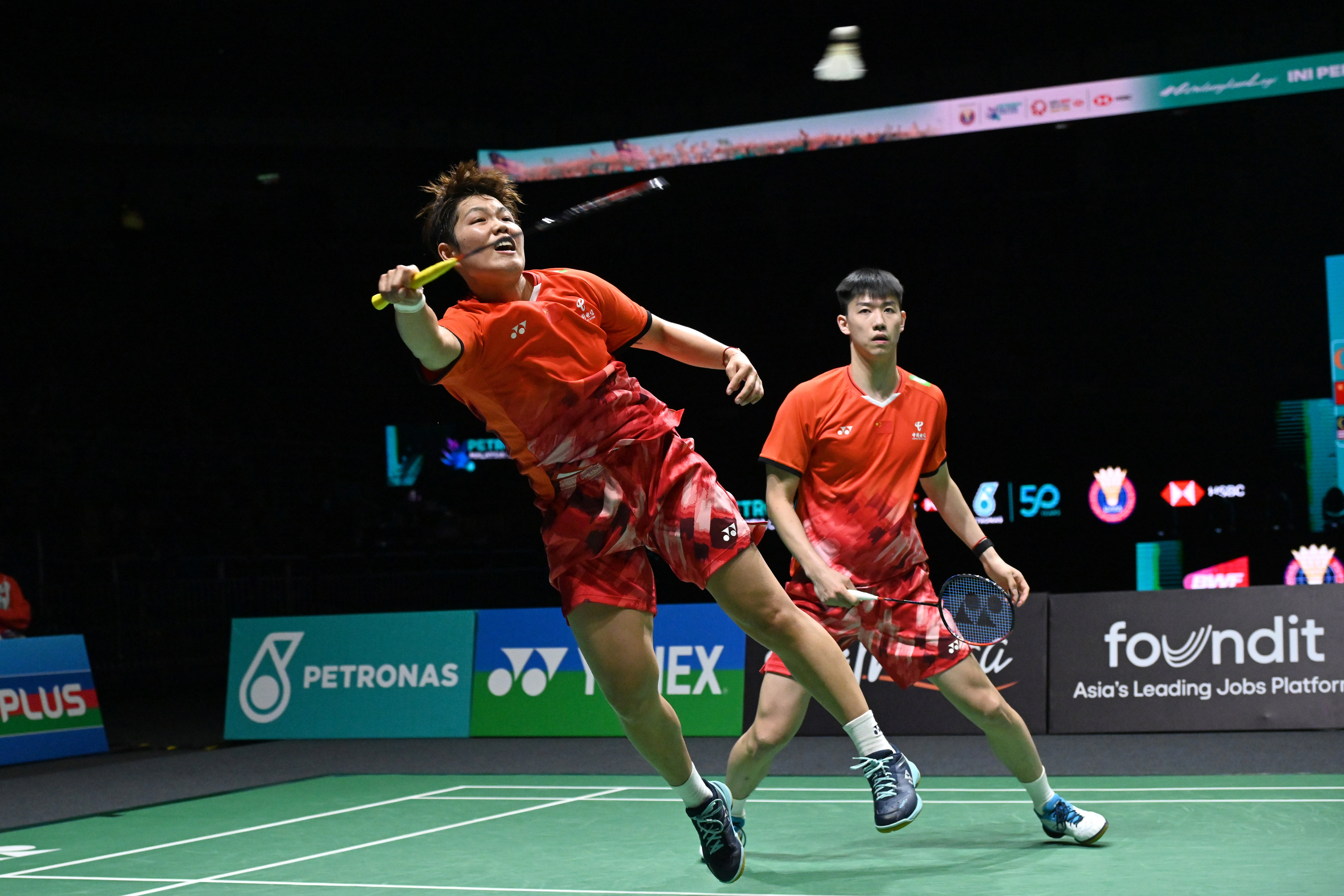 中国羽毛球队力克泰国羽毛球队，林丹绝境逆转