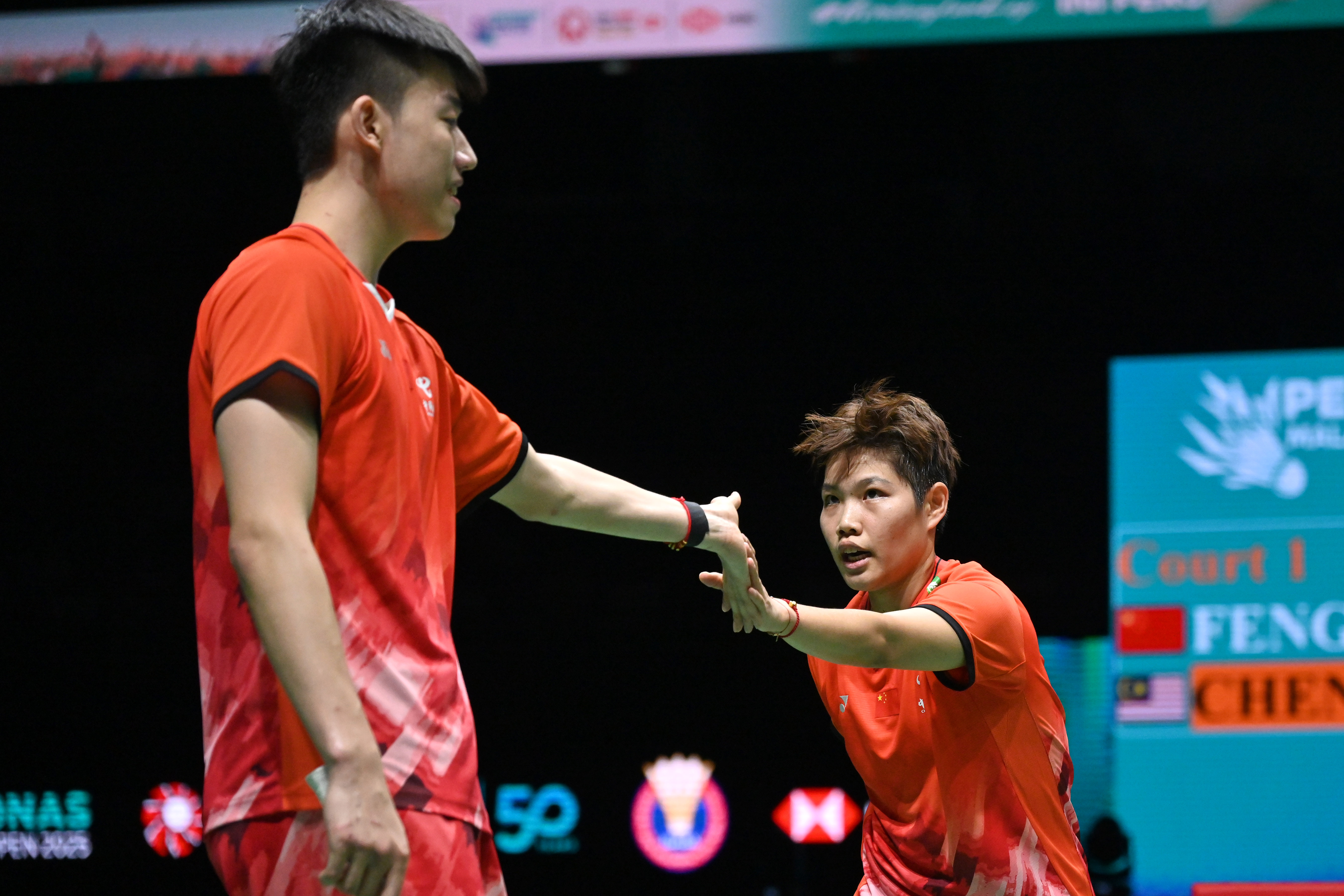 中国羽毛球队力克泰国羽毛球队，林丹绝境逆转