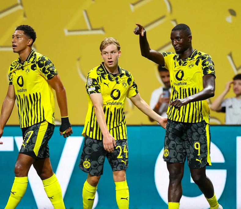 江苏队碾压凯尔特人,德罗赞点燃赛场 江苏队碾压凯尔特人,德罗赞点燃赛场