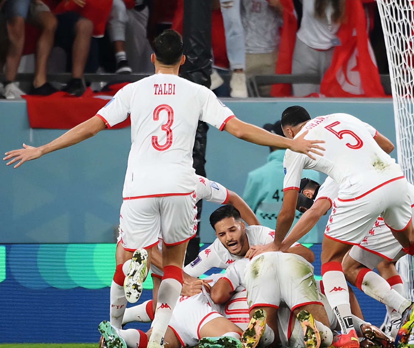 法国羽毛球队爆冷丹麦羽毛球队,陶菲克统治全场 法国羽毛球队爆冷丹麦羽毛球队,陶菲克统治全场