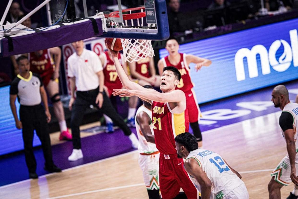 比赛中场上突发状况,球队临时换人带来不同战术 比赛中场上突发状况,球队临时换人带来不同战术