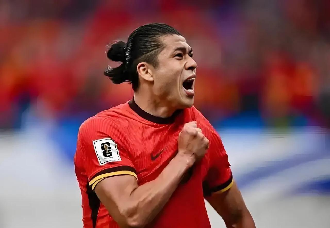 激烈比赛中球员不畏强队,奋力前行 激烈比赛中球员不畏强队,奋力前行