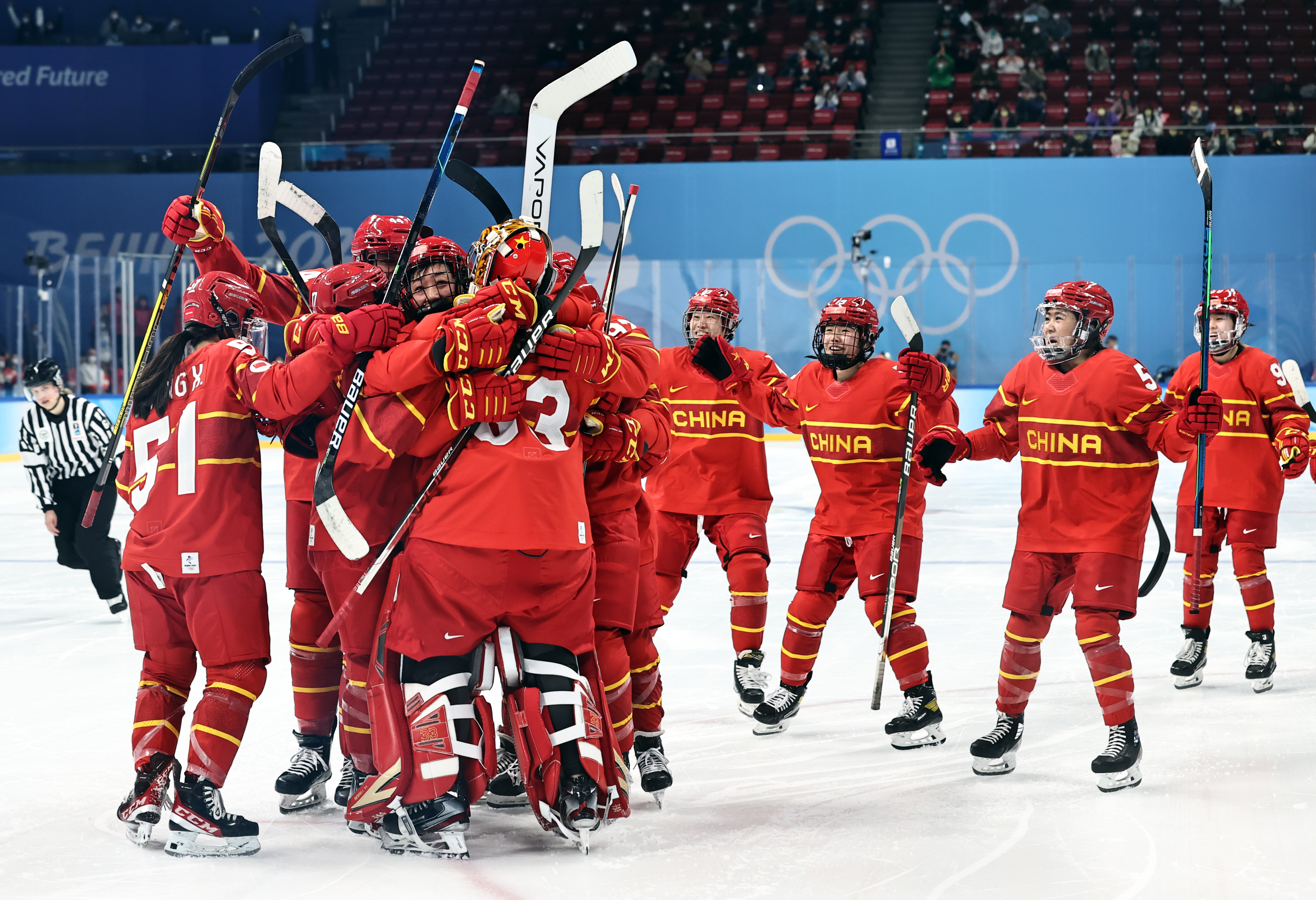 日本羽毛球队力克泰国羽毛球队，谌龙制霸全场