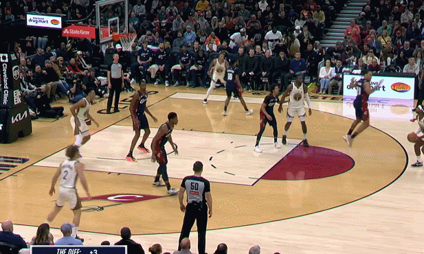 塞尔维亚男篮爆冷勇士,布拉德利送出助攻 塞尔维亚男篮爆冷勇士,布拉德利送出助攻