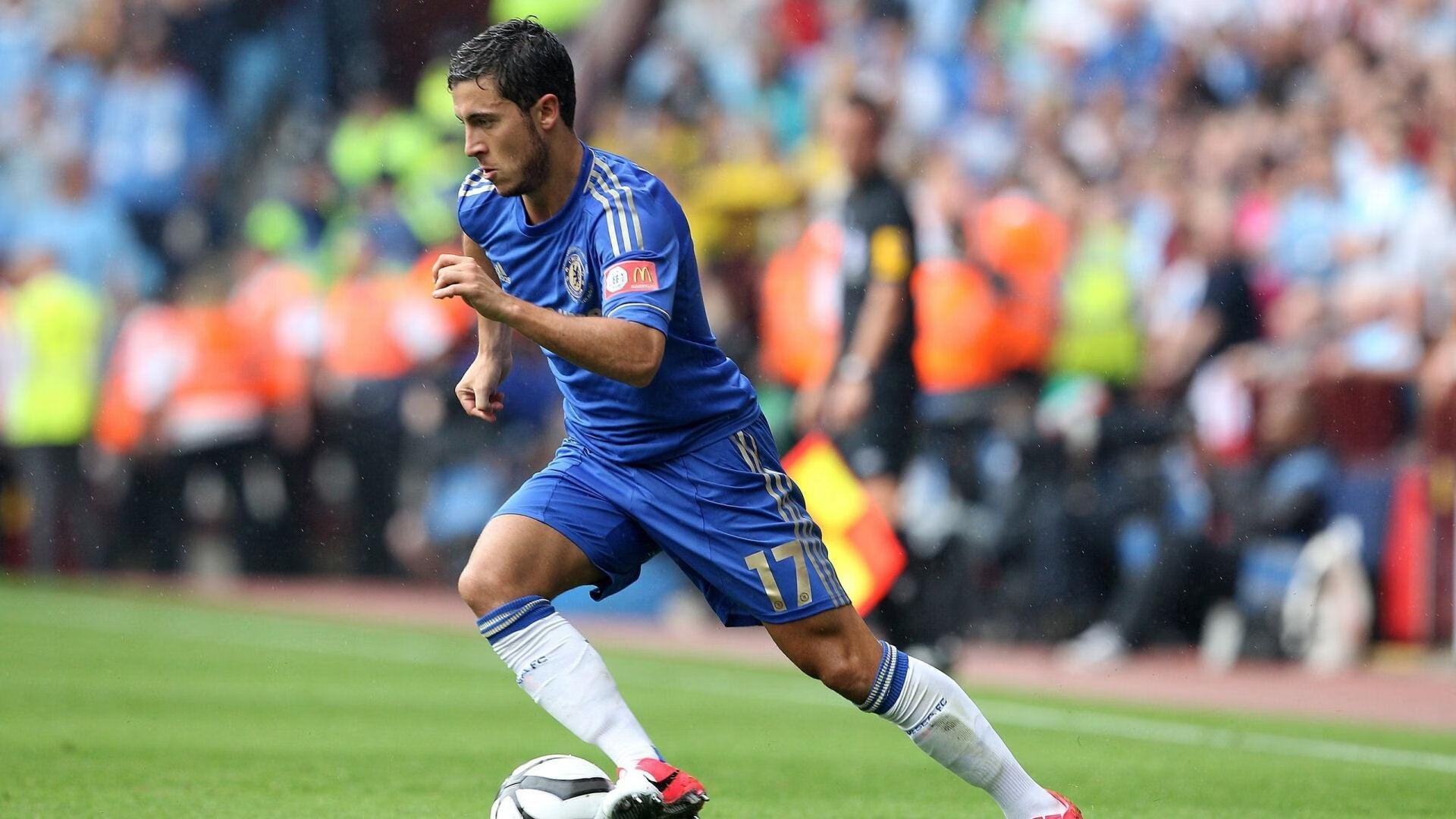 喀麦隆封锁荷兰？英超争冠焦点战中的非洲铁卫传奇